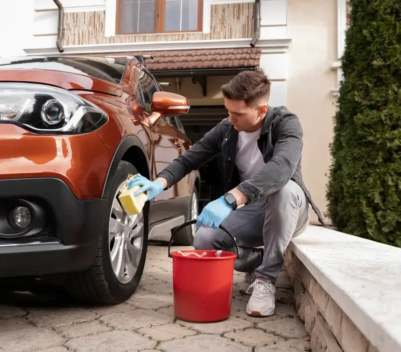Lavage auto à domicile Saint-Paul-le-Jeune : professionnel intervenant sur un véhicule